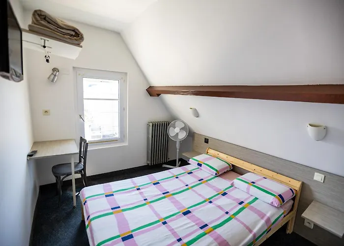 La Chaumiere Hotel *