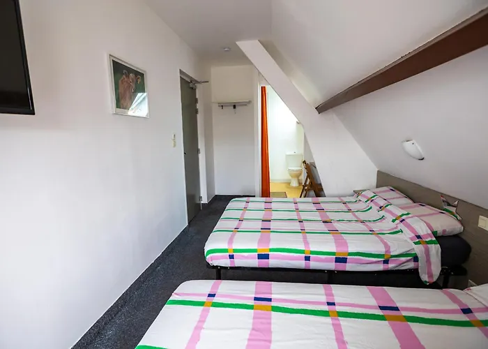 La Chaumiere Hotel *